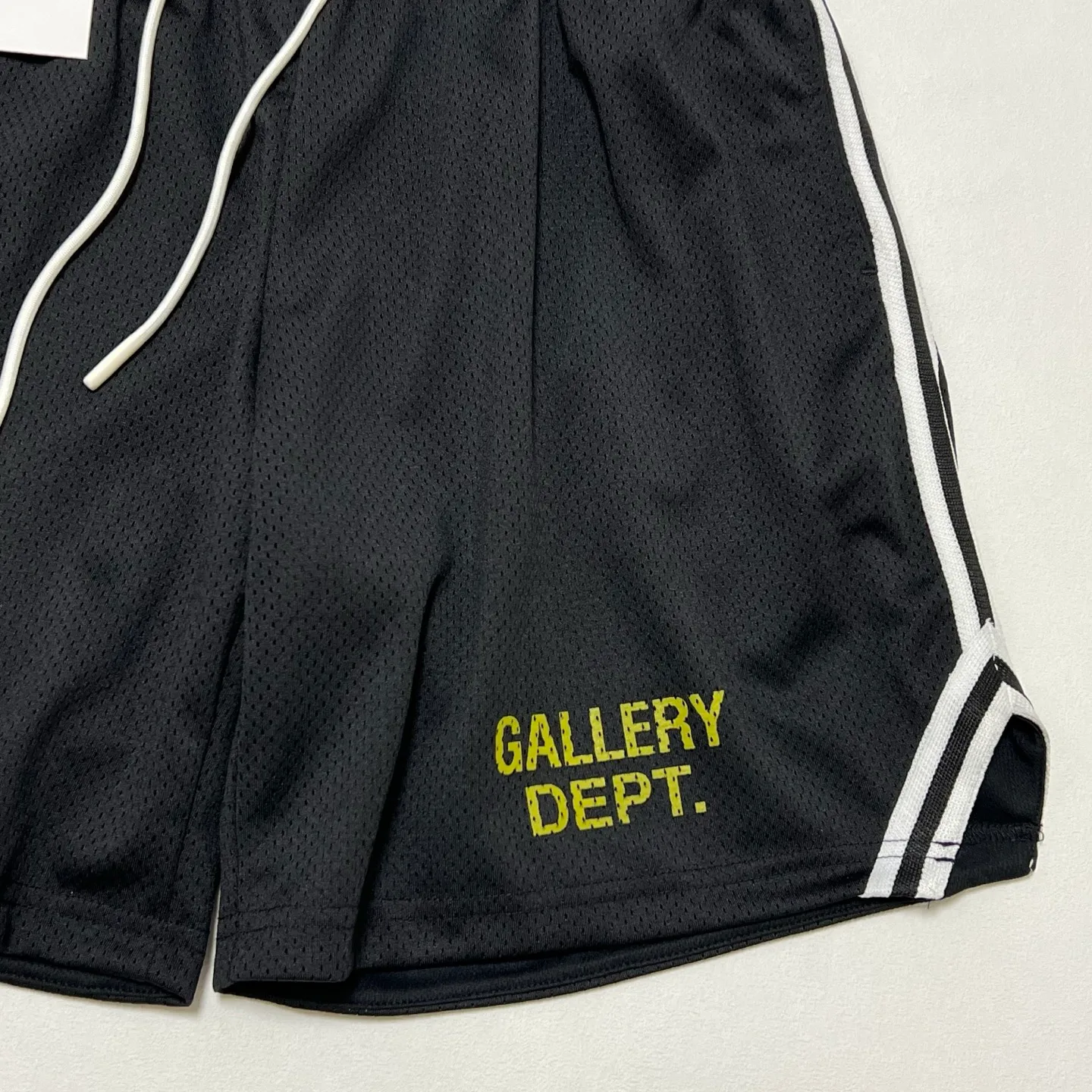 GALLERY DEPT. VENICE COURT SHORTS English mesh shorts Logo webbing wide-leg basketball shorts Black and white S-XL Original molding Loose wide-leg version American boys' first choice Breathable mesh fabric Superimposed soft material inside Comfortable and easy to match Custom-woven original consistent webbing/main mark/component wash mark Details are enlarged to follow